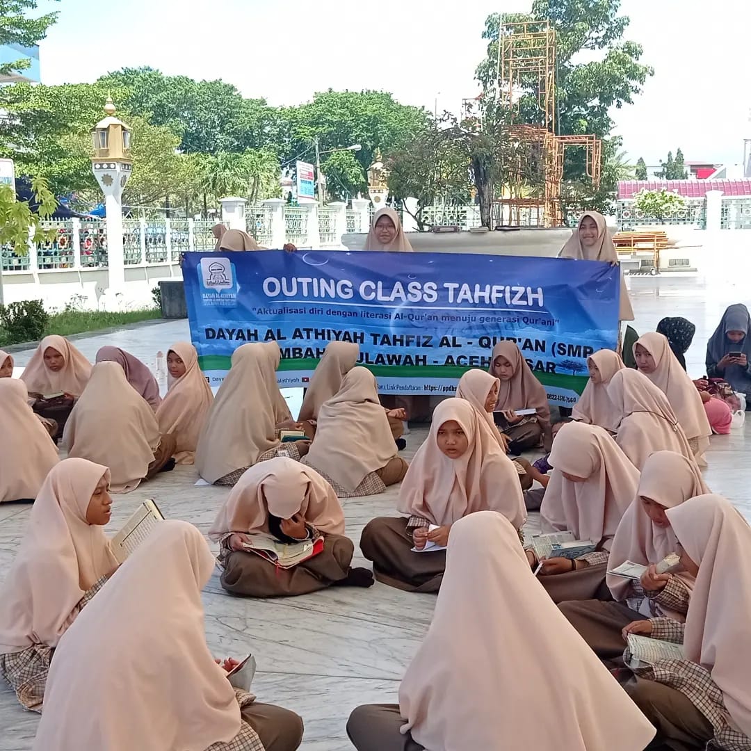 Outing Class Tahfizh di Halaman Teras Masjid Raya Baiturrahman Aceh.
